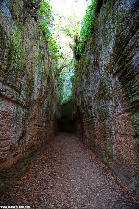 Некрополь этрусков, улица в скале