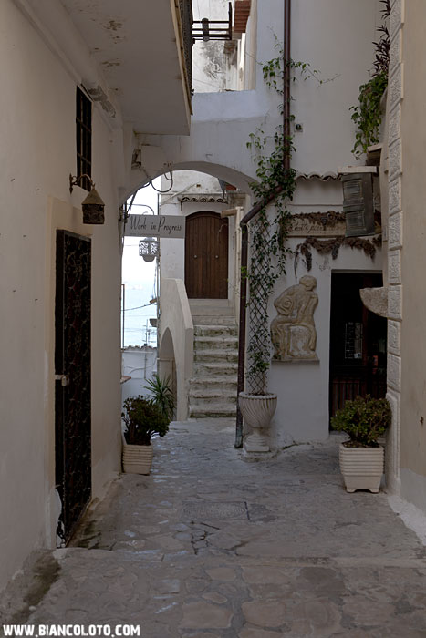 Белая штукатурка должна была ослеплять пиратов. Сперлонга