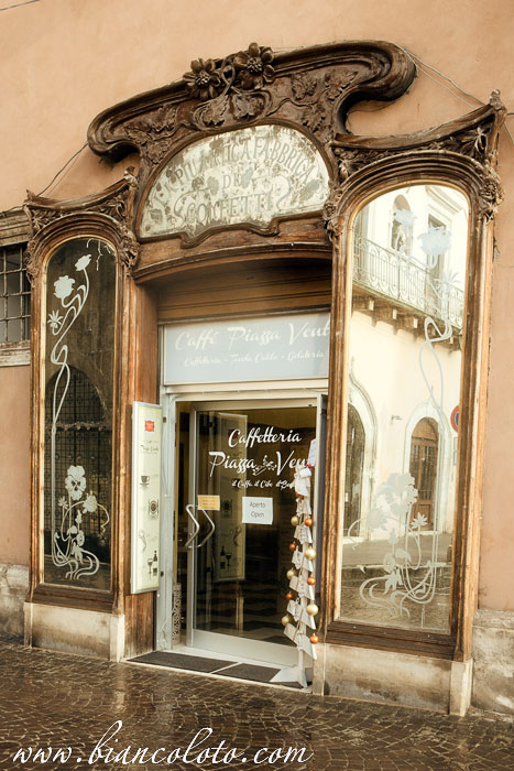 Историческая вывеска. Сульмона