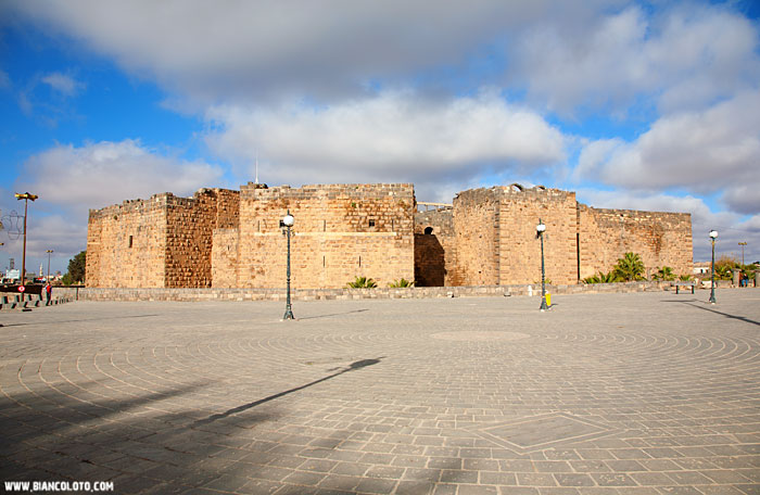 Римский театр выглядит как крепость.