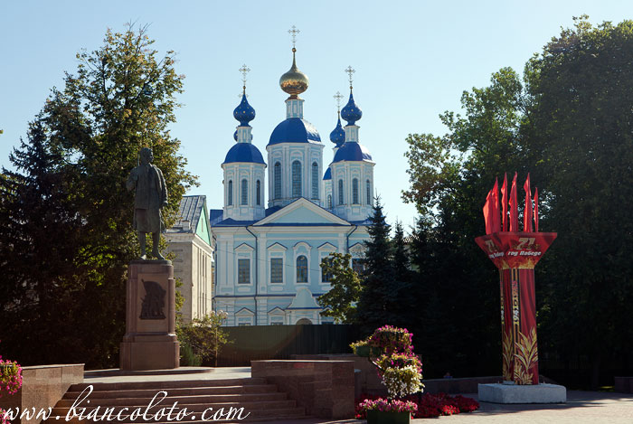 Казанская церковь и памятник Зое Космодемьянской. Тамбов