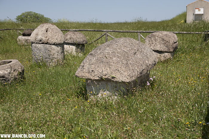 Гробницы-колодцы. На переднем плане - женская гробница, на заднем - мужская.