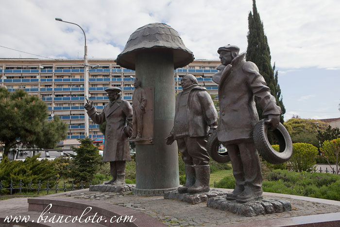 памятник героям фильма Данелия «Мимино»