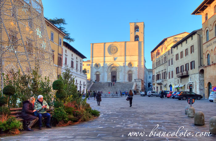 Кафедральный собор и piazza del Popolo. Тоди