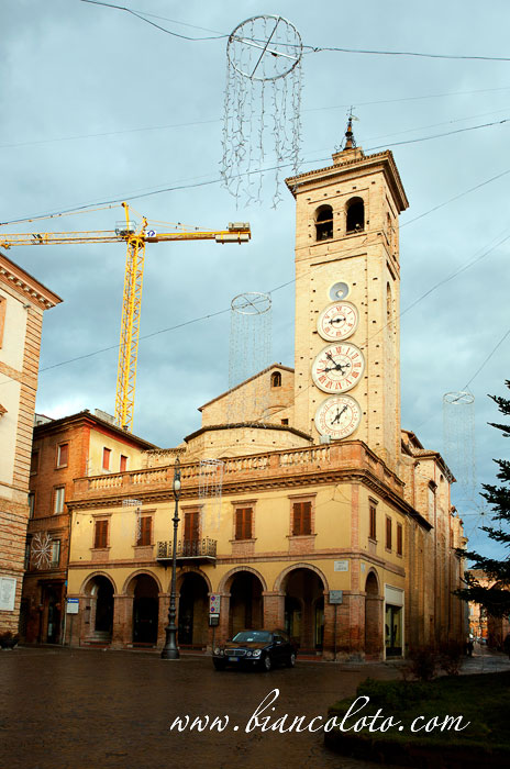 Башня с часами. Толентино