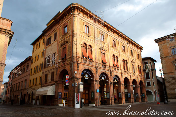 Дворец на площади. Толентино