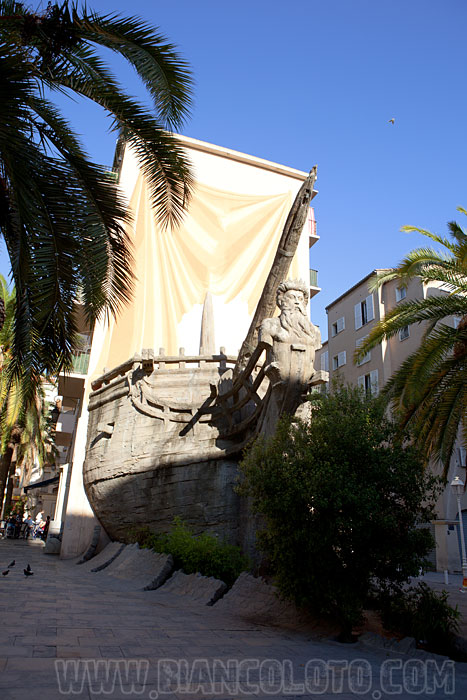 Дом-корабль. Rue Vezzani. Тулон