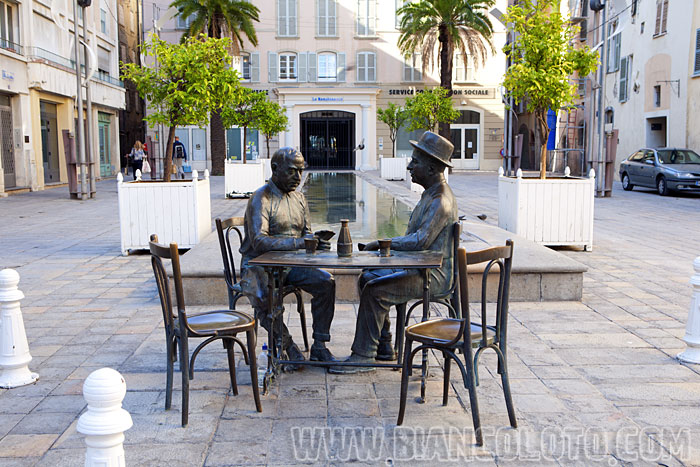 Рэмю (Настоящее имя - Жюль Огюст Сезар Мюрер, величайший актер, уроженец Тулона) и  Фернан Шарпен. Тулон