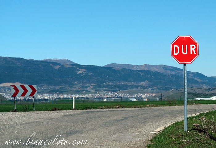 Знак СТОП в Турции 