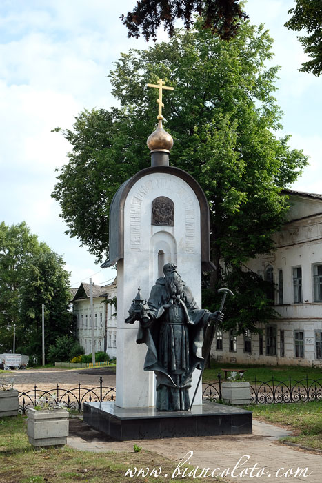 Памятник преподобному Макарию в Калязине