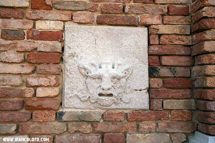 Пасть льва на церкови Сан-Мартино. Венеция