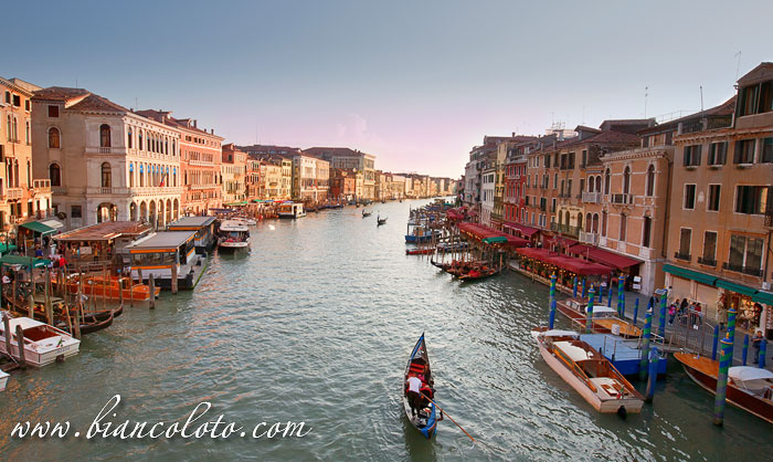 Вид на Гранд Канал с моста Риальто