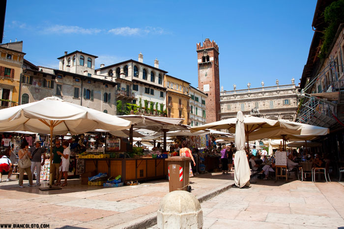 Базар на площади Эрбе. Верона