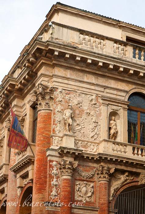 Дворец Капитанио.