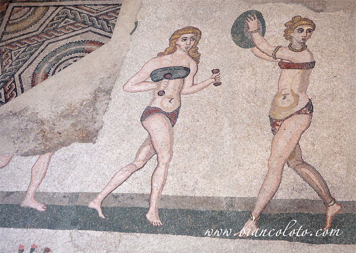 Девушки в бикини