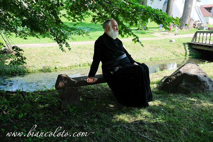 Монах в Кирилло-Белозерском монастыре