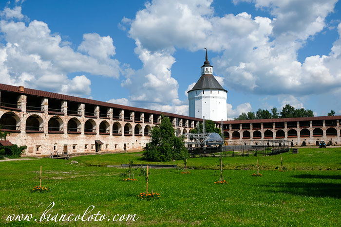 Монастырские стены