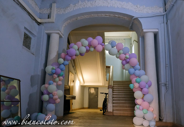 Подъезд дома с совой. Воронеж